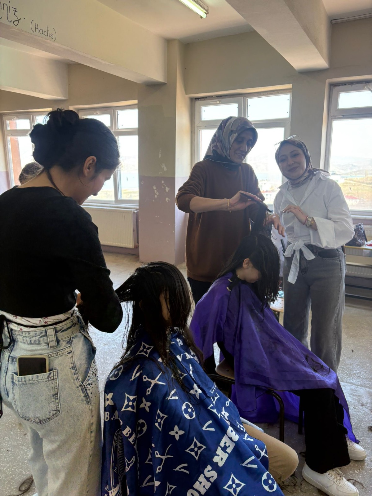 Elazığ’da Anlamlı Bayram Etkinliği: Öğrencilere Ücretsiz Saç Bakımı