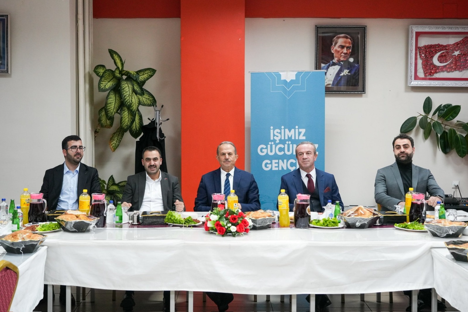 Hakkâri Valisi İbrahim Taşyapan TÜGVA İftar Programında Gençlerle Buluştu