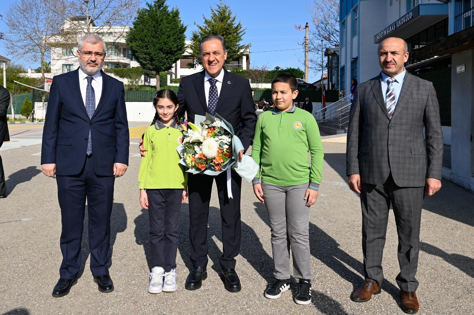 Yalova Valisi Dr. Ahmet Hamdi Usta Öğrencilerle İstiklal Marşı’nı Okudu