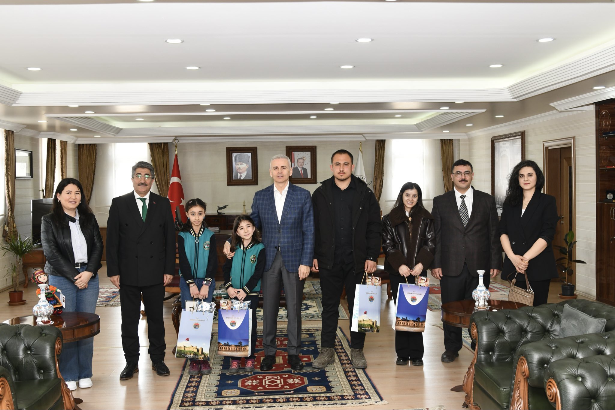 Ardahan Valisi Çiçekli’den Kütüphane Haftası’nda Kitap Kurtlarına Ödül