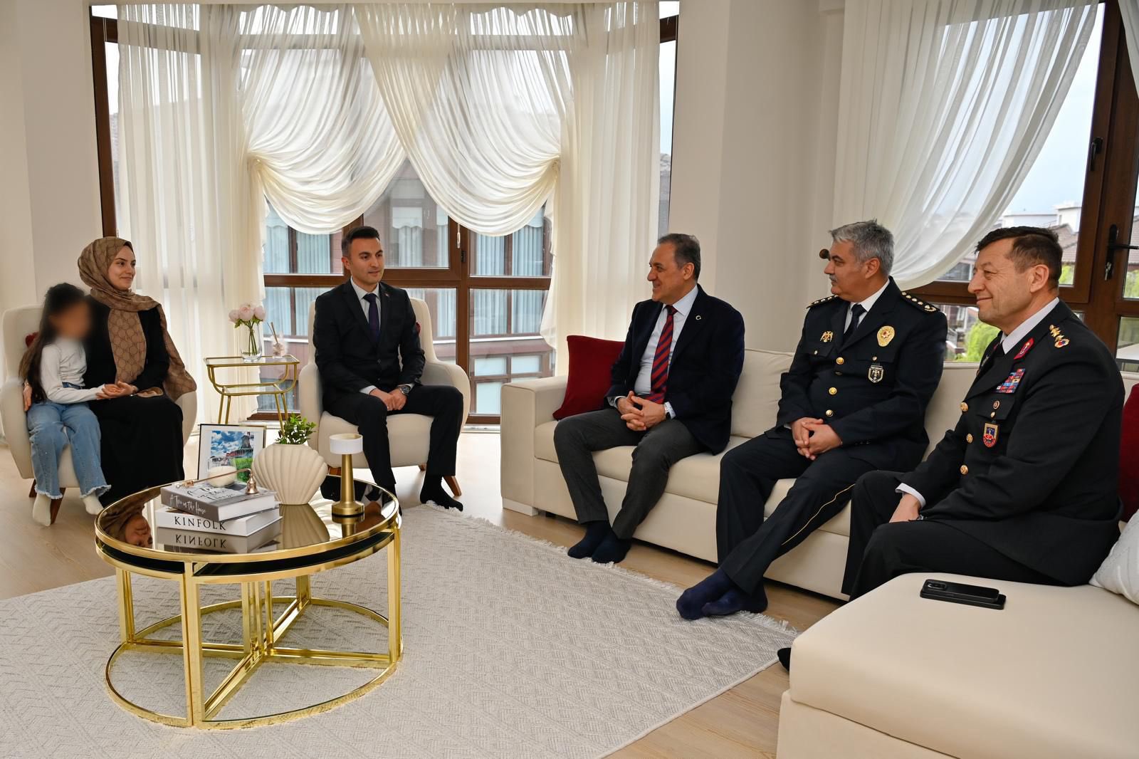 Vali Usta’dan Kahraman Polislere Anlamlı Ziyaret