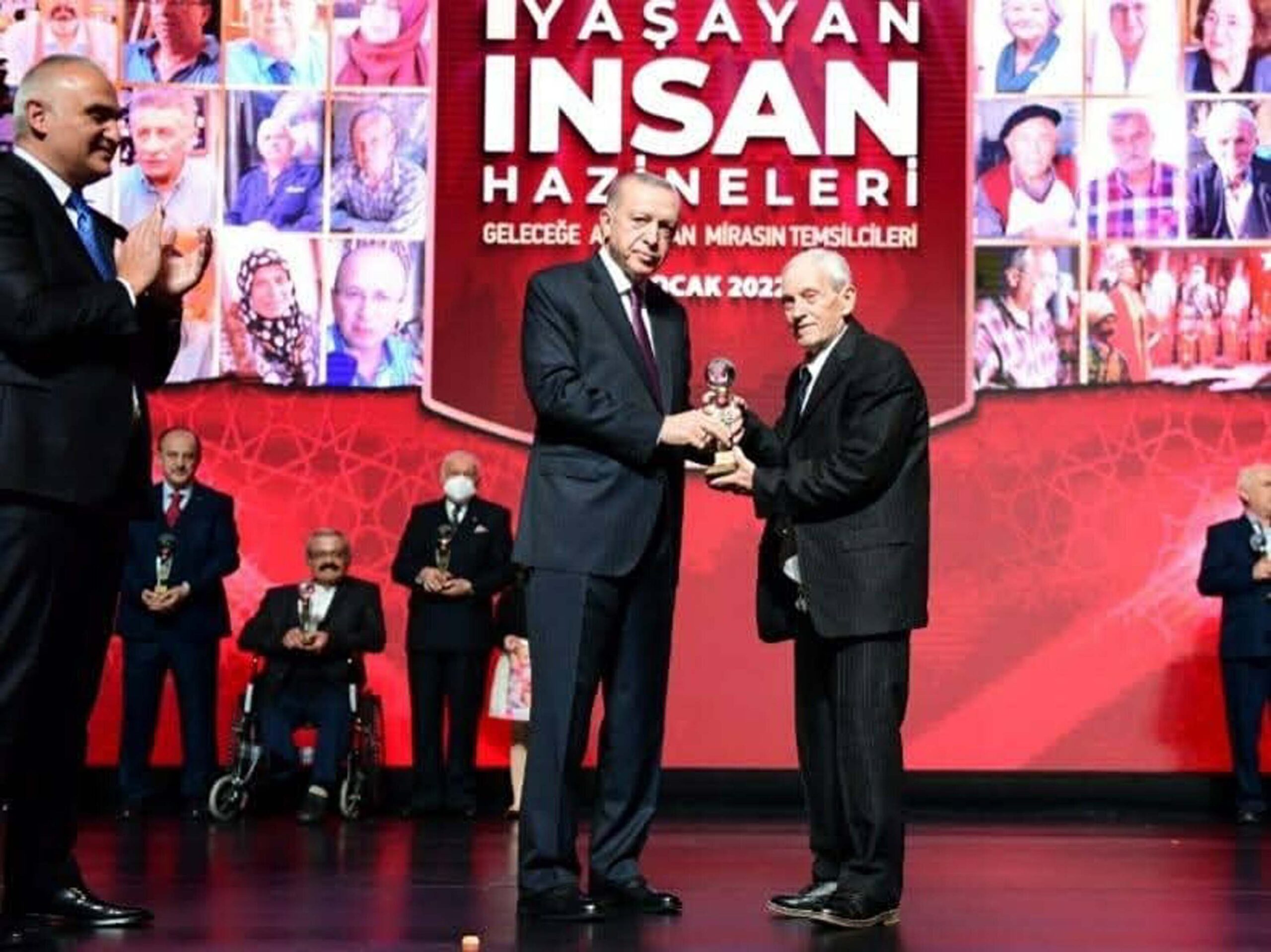 İzmir’in Bergama ilçesinde, karabatak dericilik