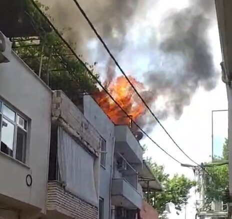 Bursa’da İki Katlı Binanın Çatısında Yangın Çıktı Bursa’nın Osmangazi ilçesinde iki
