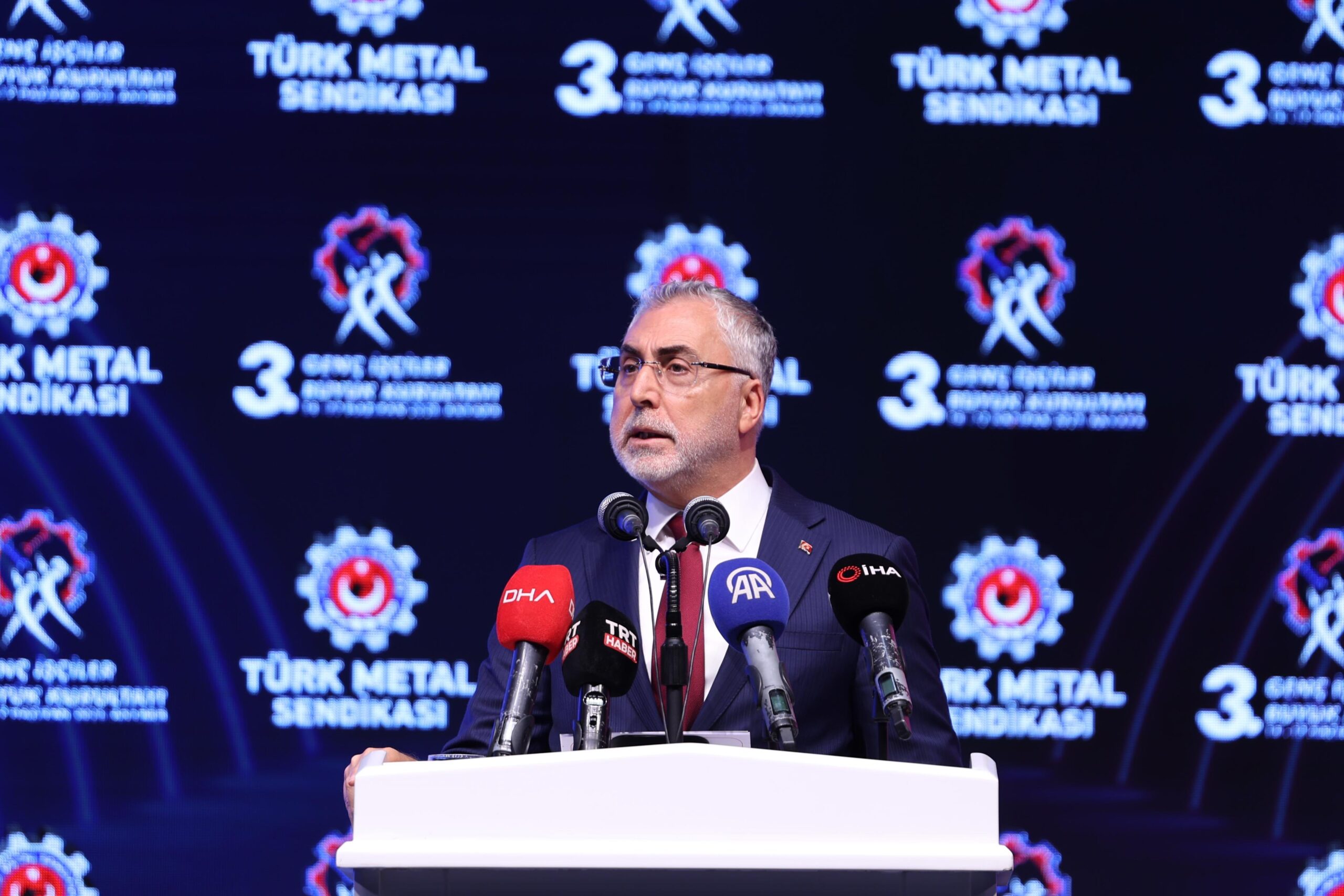 Bakan Işıkhan: İrademizi Sanal Dünyaya Teslim Etmekten Kaçınmak Durumundayız