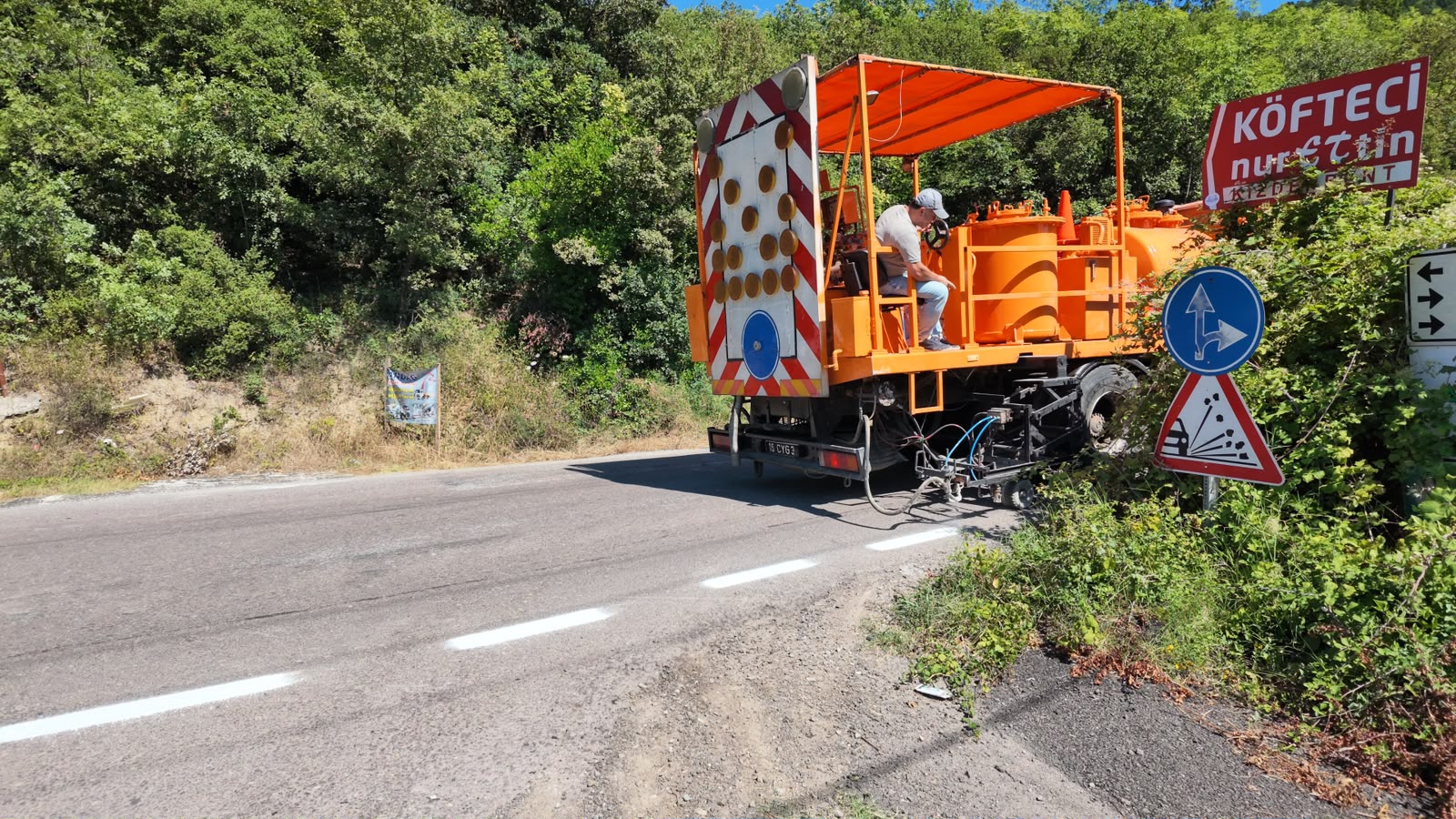 Yalova’da Köy Yollarında Trafik Güvenliği İçin Çizgi Çalışmaları Sürüyor