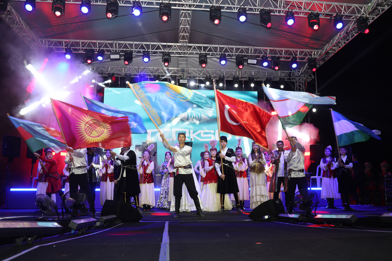 8.KARAMAN ULUSLARARASI TÜRK DÜNYASI ŞÖLENİ BÜYÜK BİR COŞKUYLA KUTLANDI