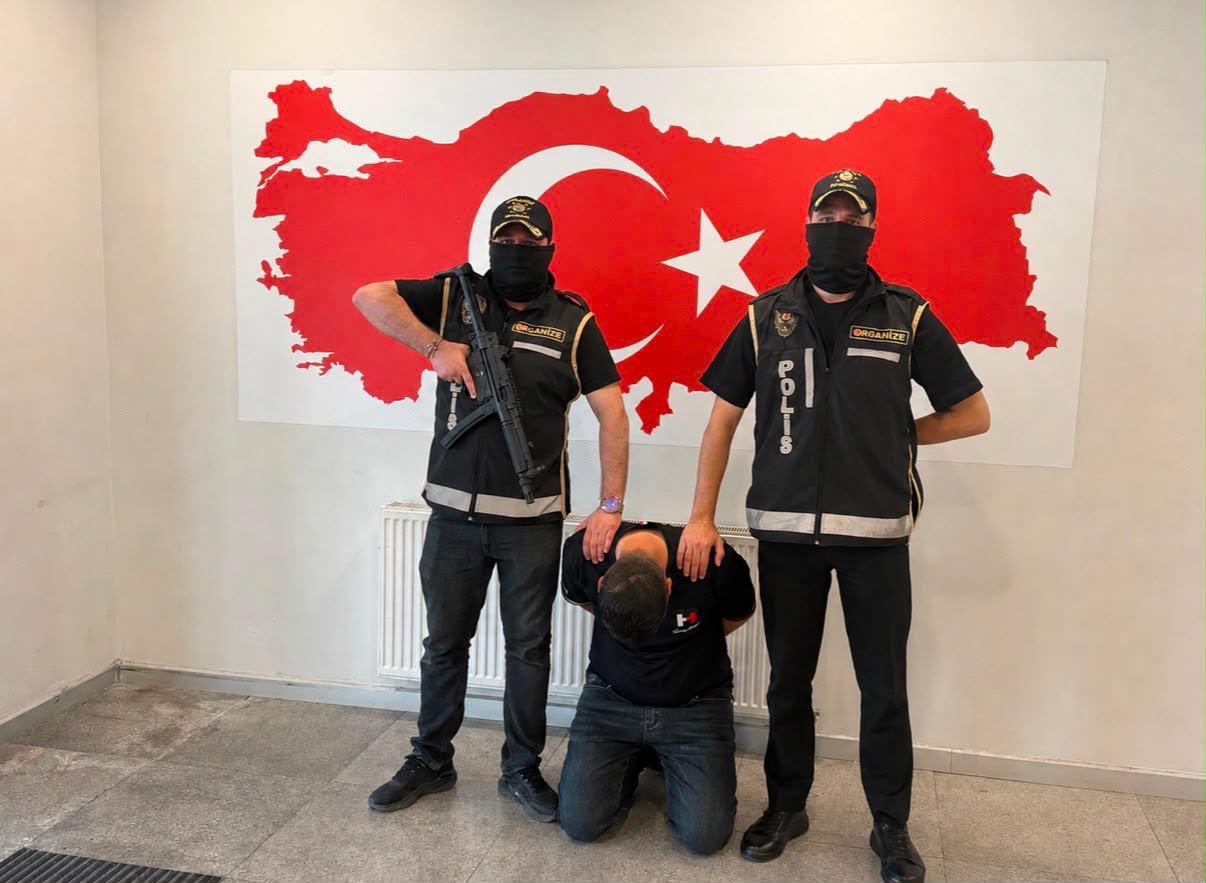 Aranan Suç Örgütü Bağlantılı Ö.A.K. Azerbaycan’da Yakalanarak Türkiye’ye Getirildi