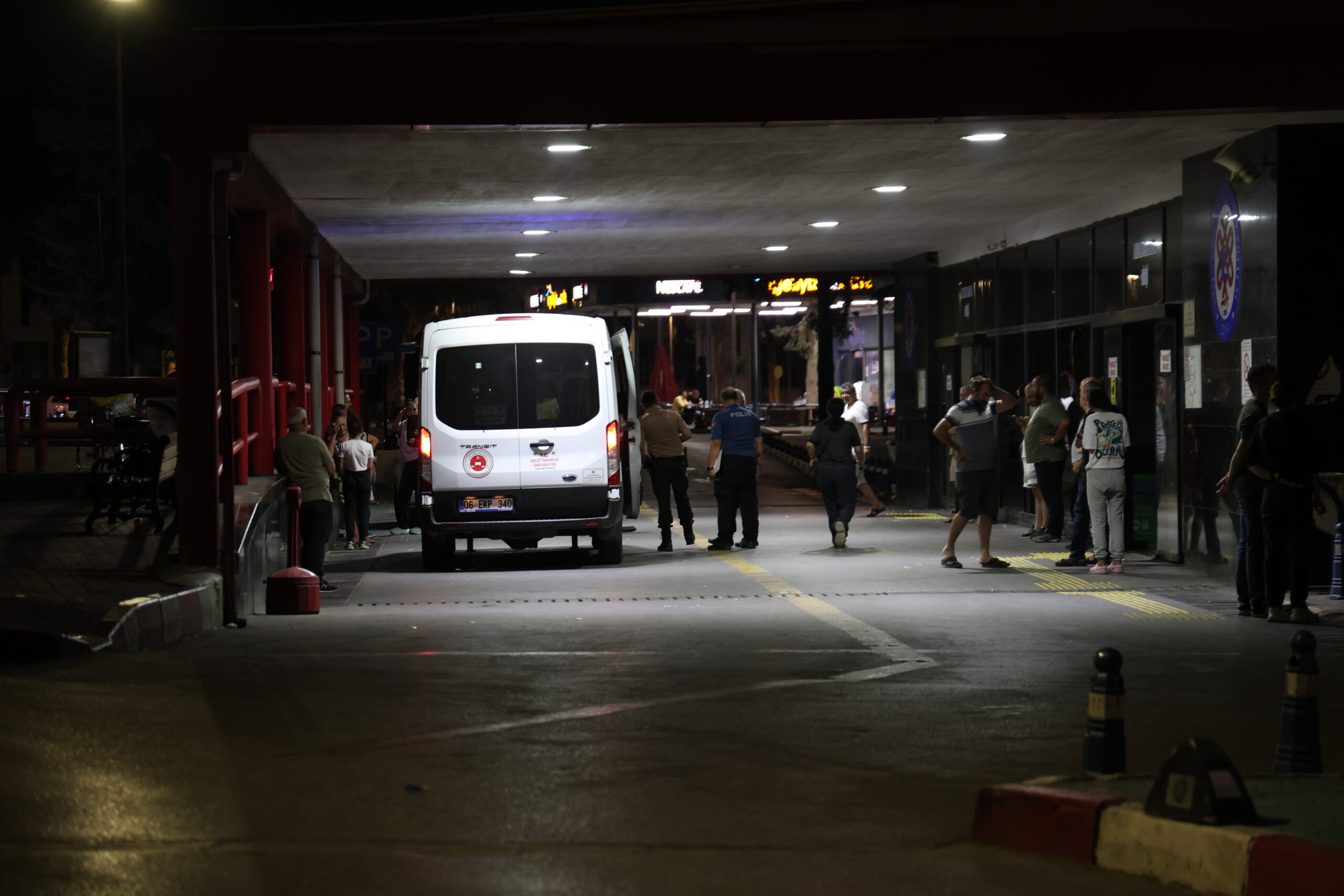 İzmir’in Bayraklı ilçesinde gece saatlerinde meydana gelen trafik kazasında, bariyerlere
