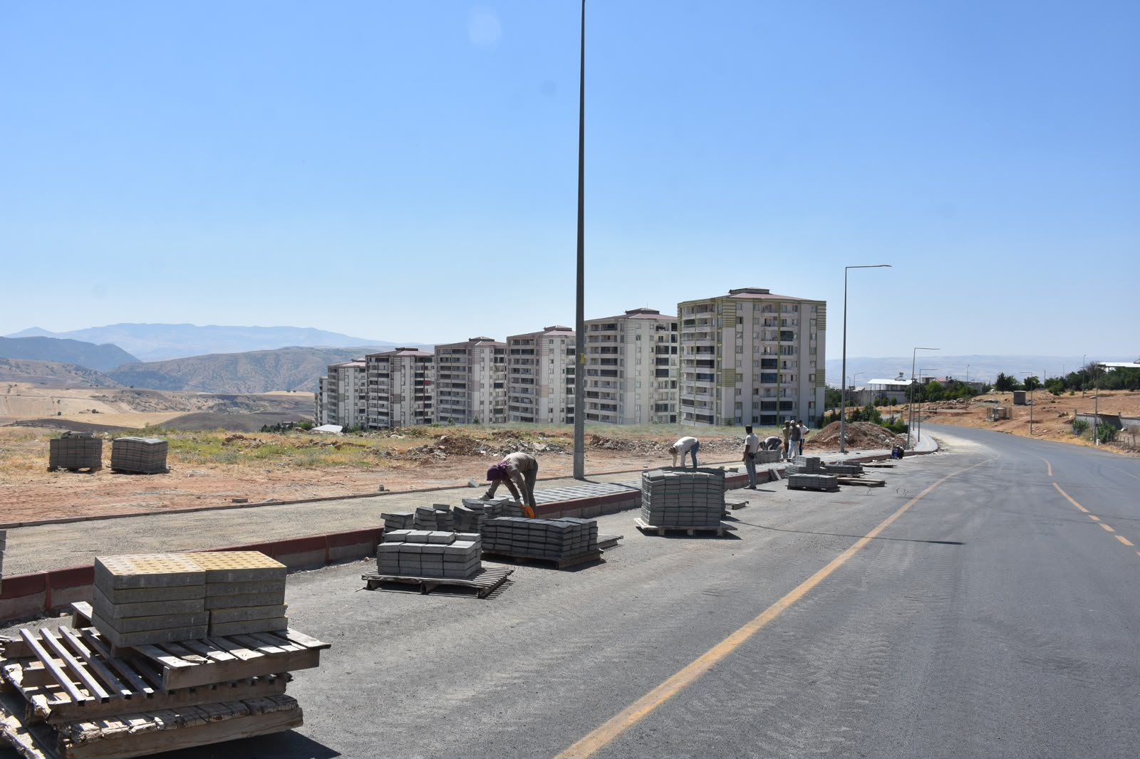Siirt’te Kaldırım Çalışmaları Aralıksız Sürüyor: Mahalleler Modern Görünüme Kavuşuyor