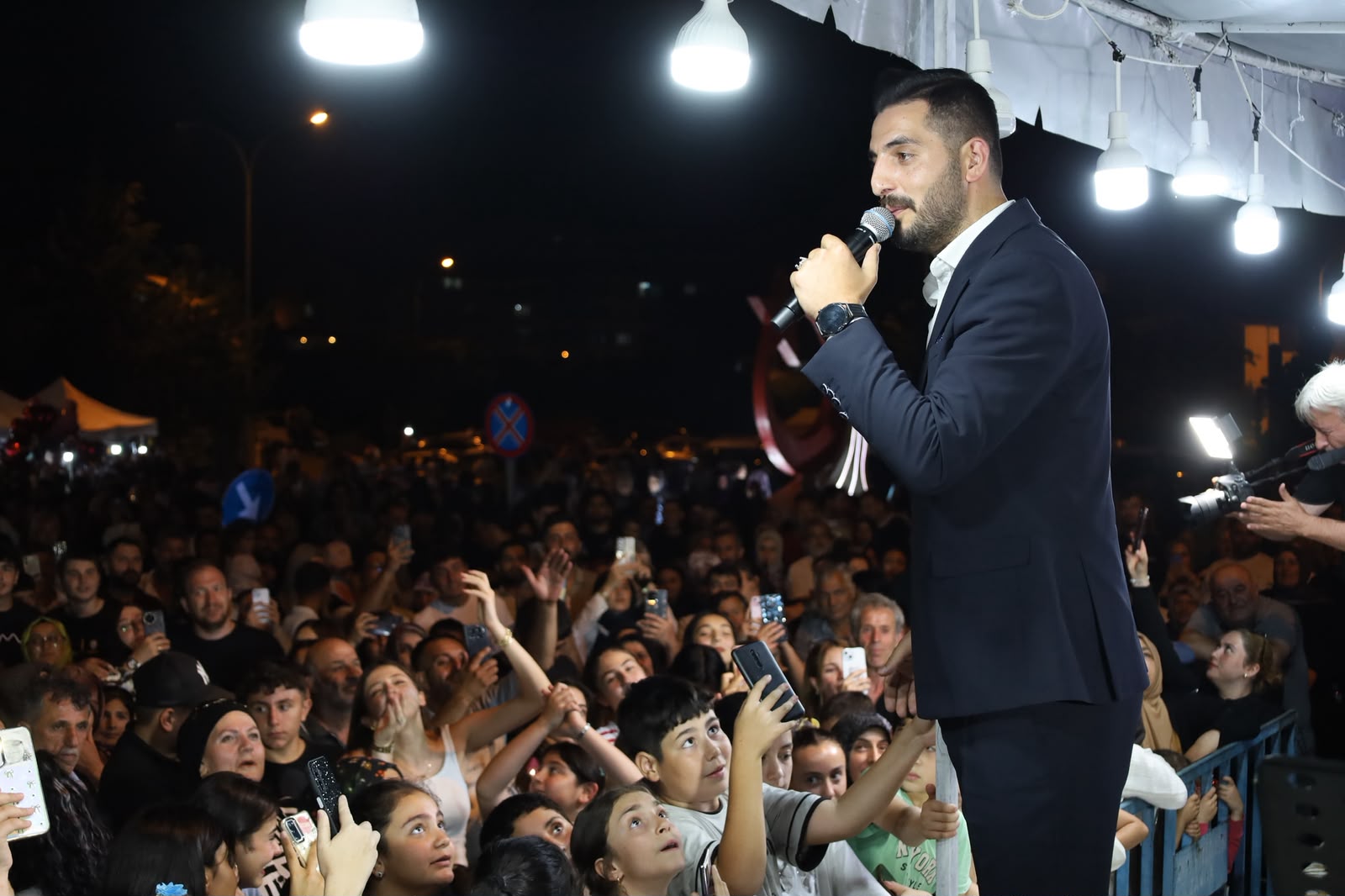 Oltu’da Konser Coşkusu: Binlerce Vatandaş Meydanı Doldurdu