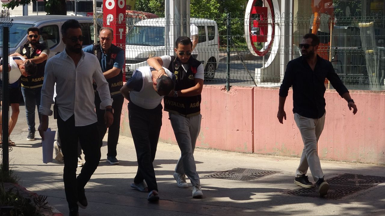 &nbsp; Antalya’da sokak ortasında silahlı
