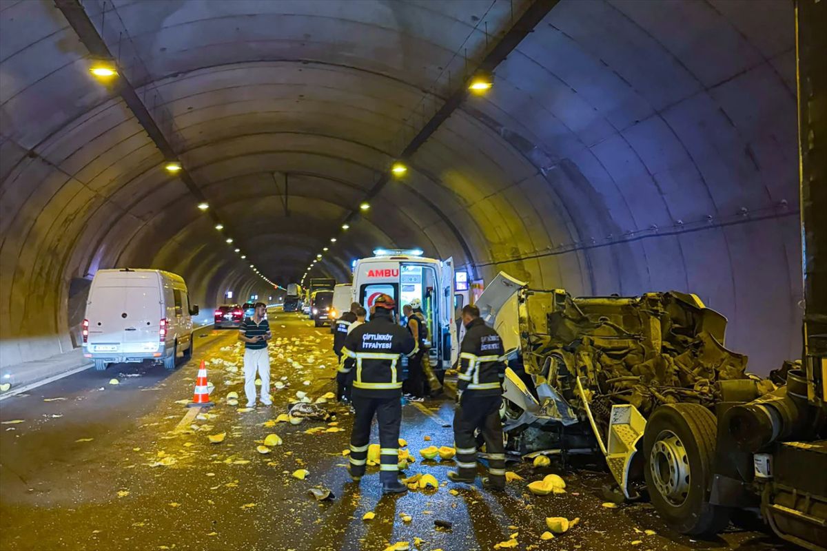 Yalova’nın Çiftlikköy ilçesinde itfaiye ekipleri,