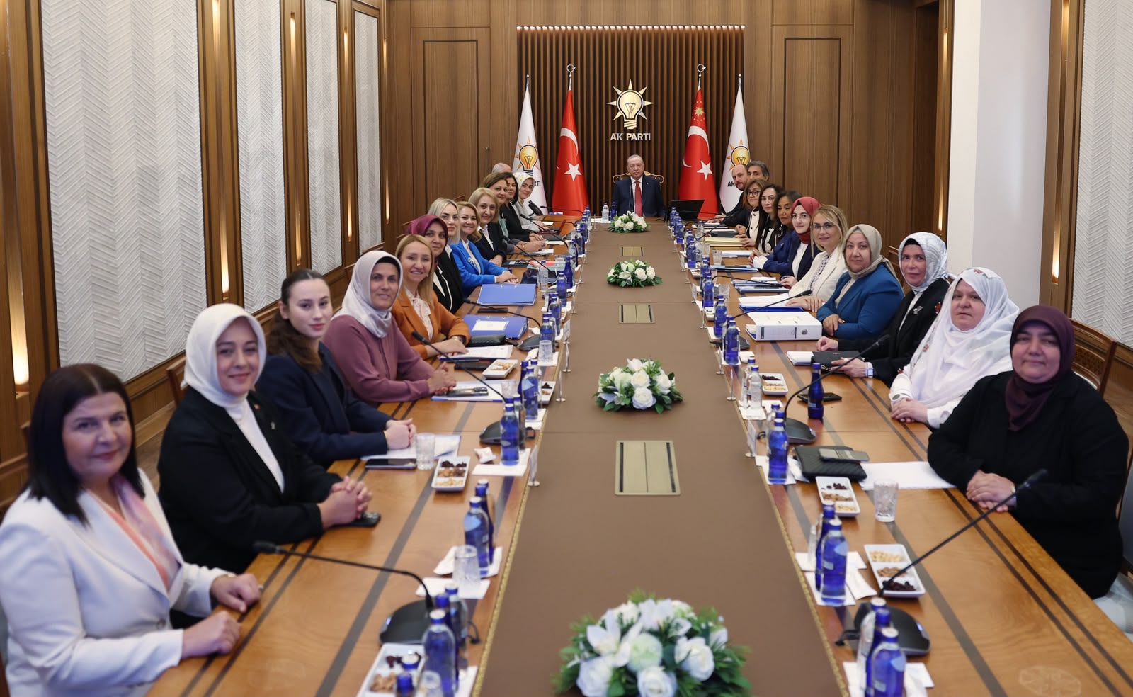 Cumhurbaşkanı Erdoğan Kadın Belediye Başkanlarıyla Bir Araya Geldi