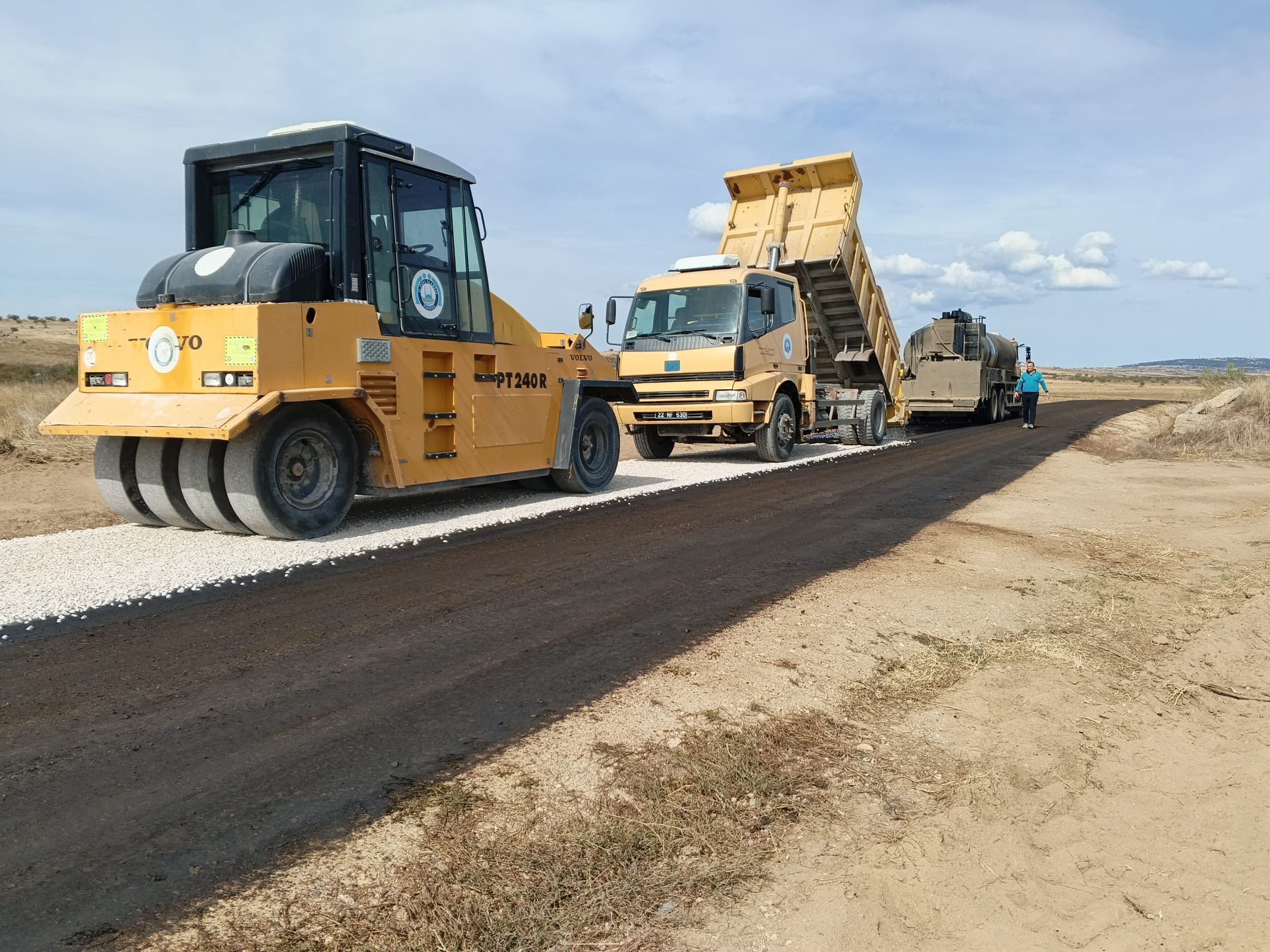 Edirne’de Kırsal Yollarda Sathi Kaplama Çalışmaları Sürüyor