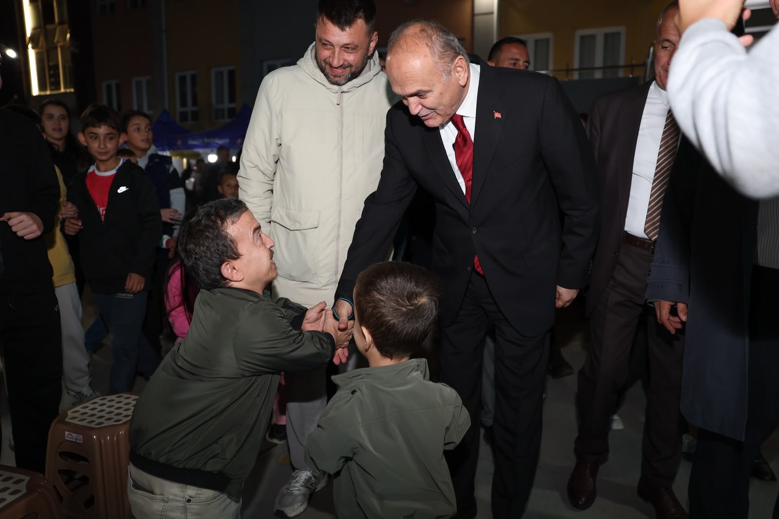 DÜZCE / TEKHA Düzce Belediye Başkanı Faruk Özlü, Burhaniye Mahallesi’ndeki