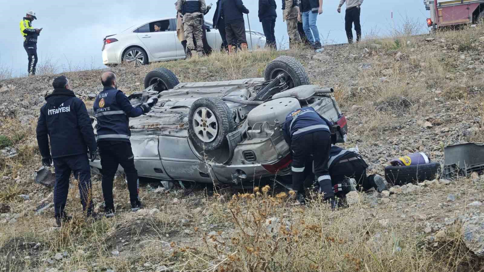 Van’da kontrolden çıkan otomobilin takla