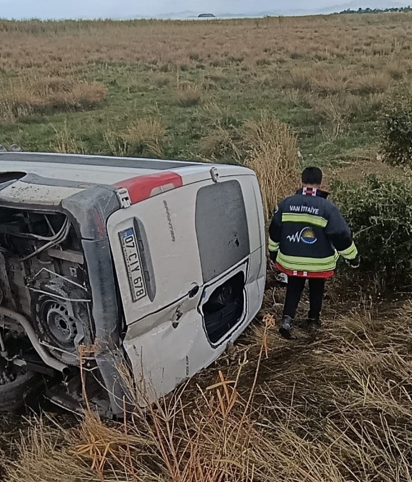 &nbsp; Van’ın Gevaş ilçesinde minibüsün