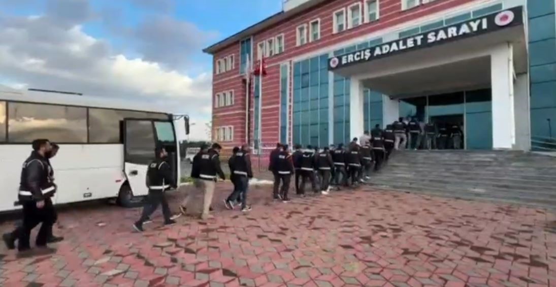Van’da polis ekiplerince 37 adrese
