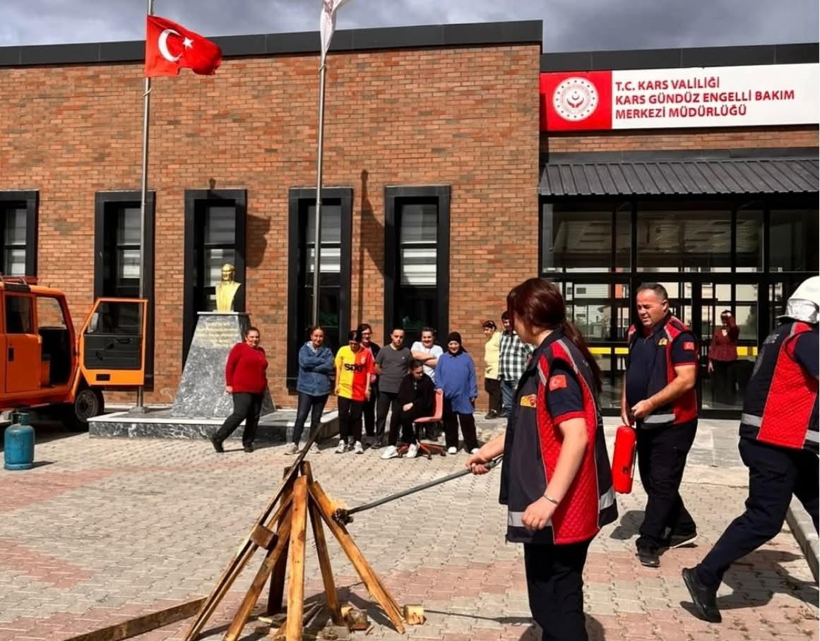 Kars’ta engelli bireylere yangın eğitimi
