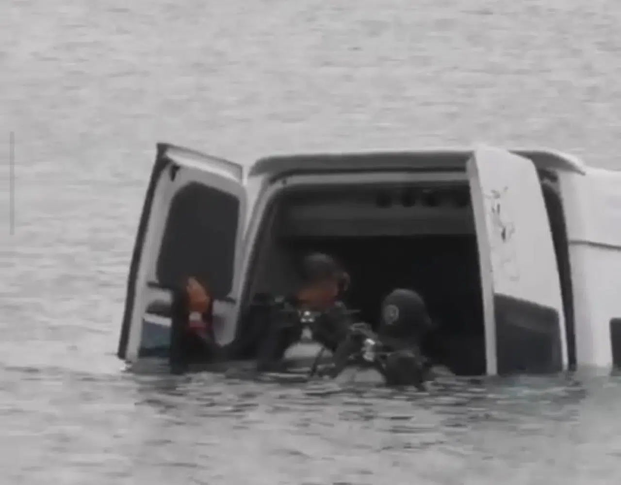 Van’da minibüs Erçek Gölü’ne uçtu: