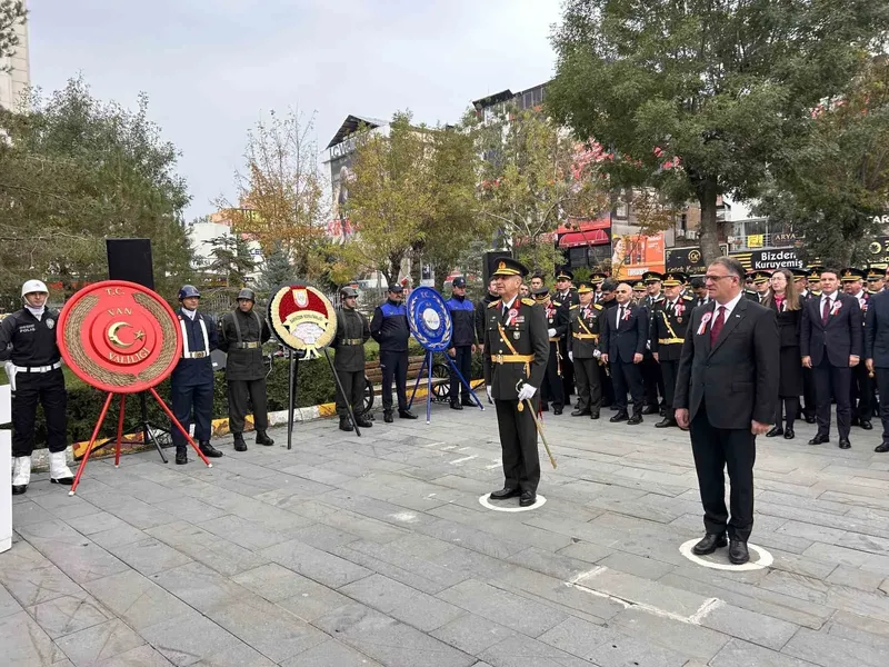 &nbsp; Van’da 29 Ekim Cumhuriyet Bayramı’nın 103’üncü yıl dönümü dolayısıyla
