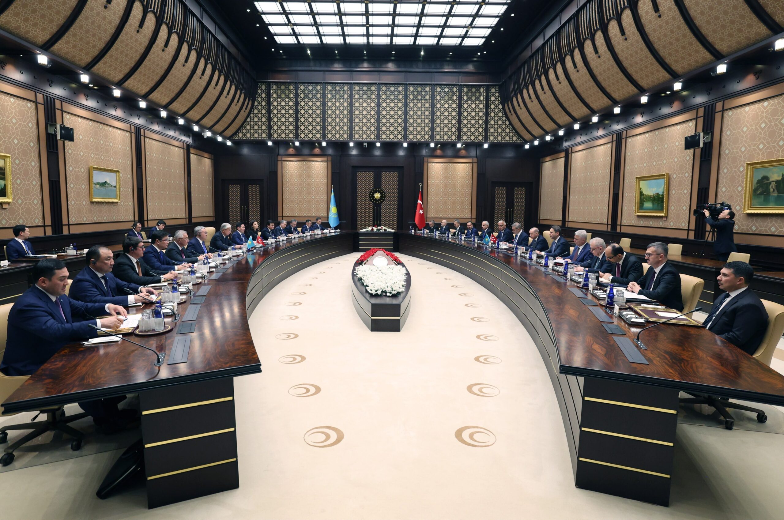 Enerji Bakanı Bayraktar Kazak Mevkidaşı Akkenzhenov İle Görüştü