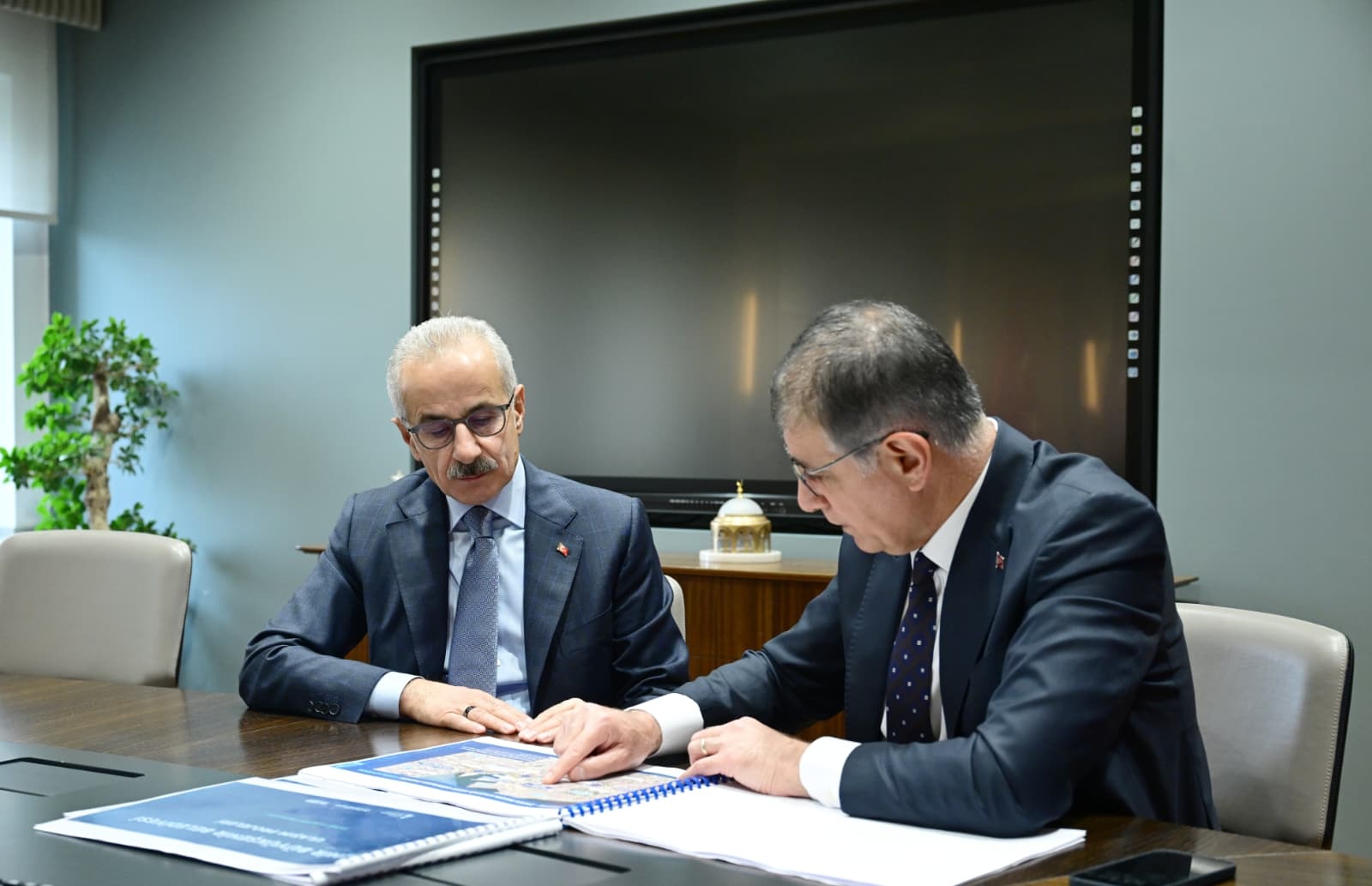 Bakan Uraloğlu İle İzmir Büyükşehir Belediye Başkanı Tugay Bir Raya Geldi