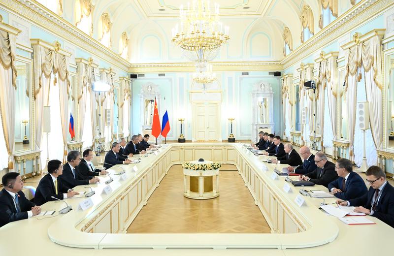Çin Başbakanı Li Qiang İle Rusya Lideri Putin St. Petersburg’da Görüştü