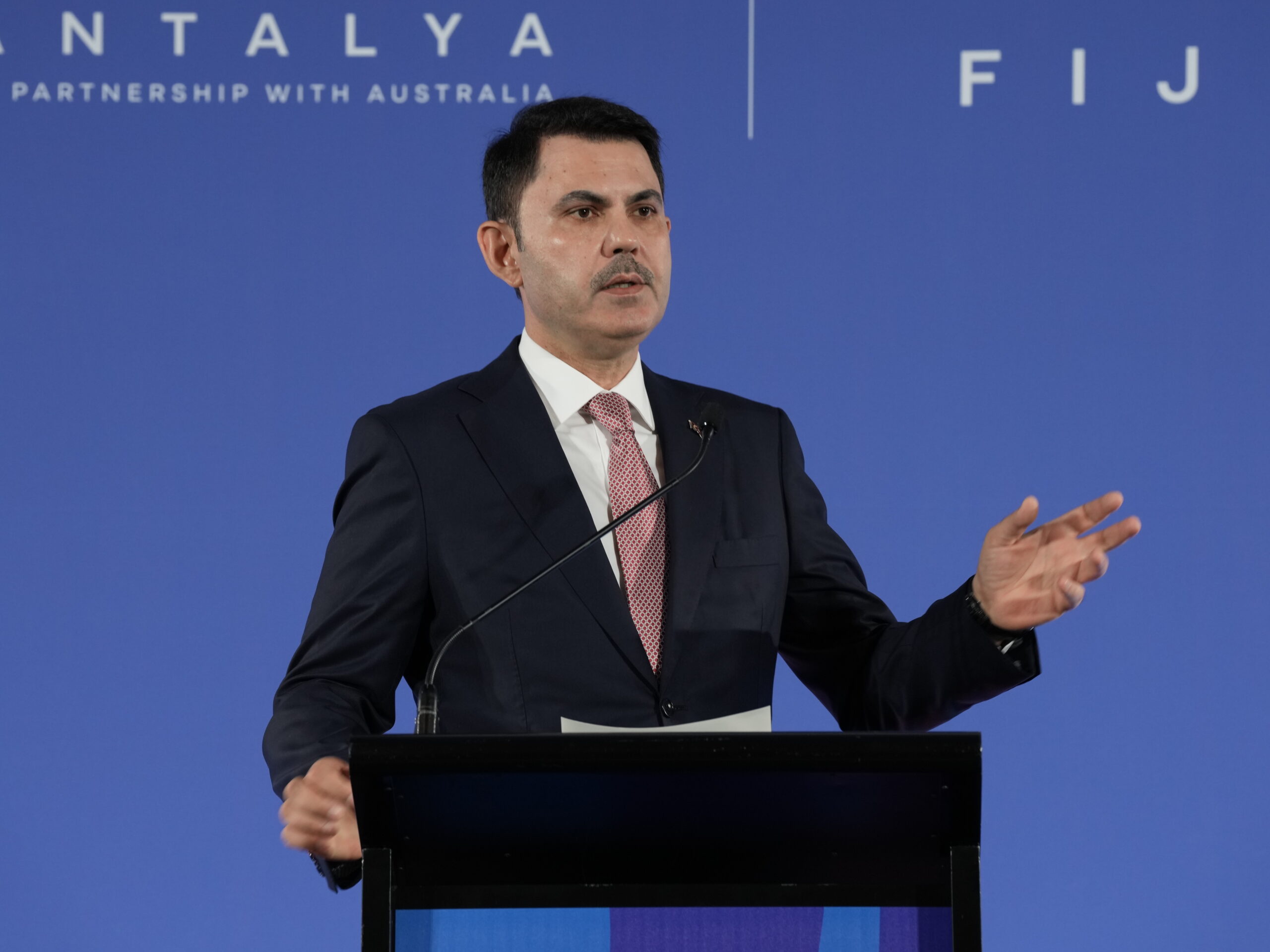 Bakan Kurum Fiji’den Dünyaya Seslendi: Antalya’ya Ne Yaptığımızı Konuşmaya Gelin