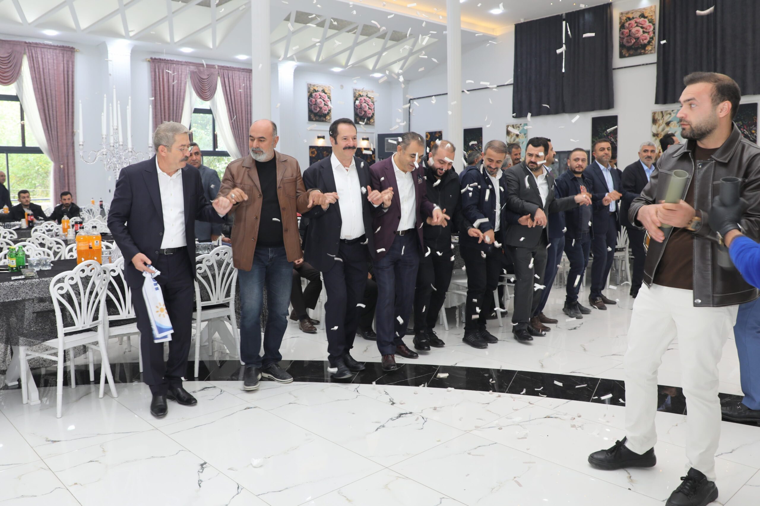 Van TSO’da Takva ve ekibinin seçim sevinci: Mavi Liste’den halaylı kutlama