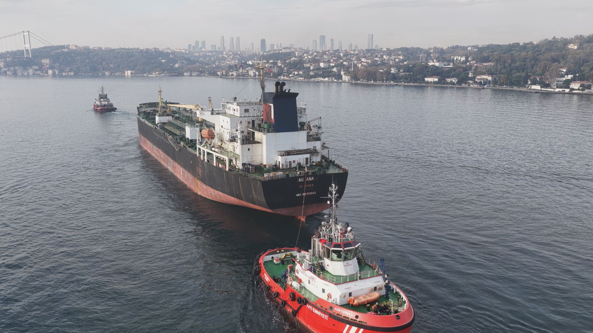 Dron Saldırısına Uğrayan Ak Ana Tankeri İstanbul Boğazı’ndan Geçti