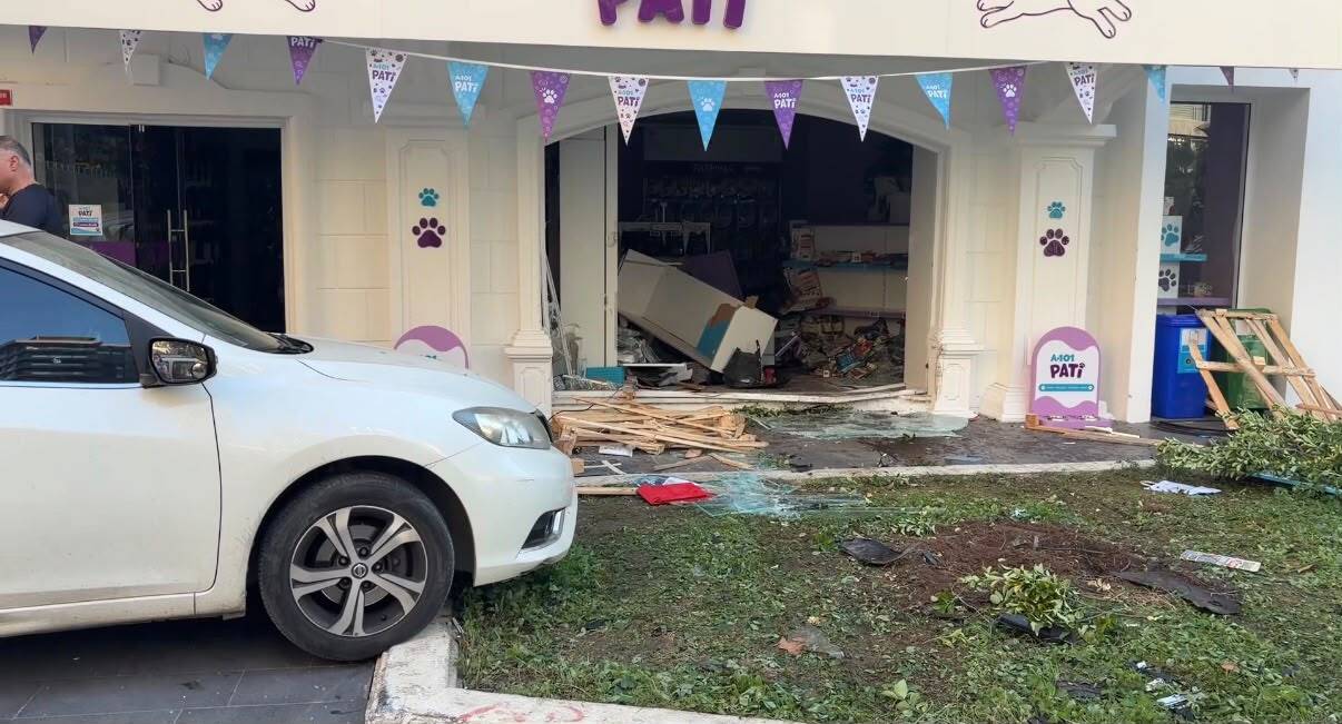 Kadıköy’de Kontrolden Çıkan Otomobil Markete Daldı: 2 Yaralı