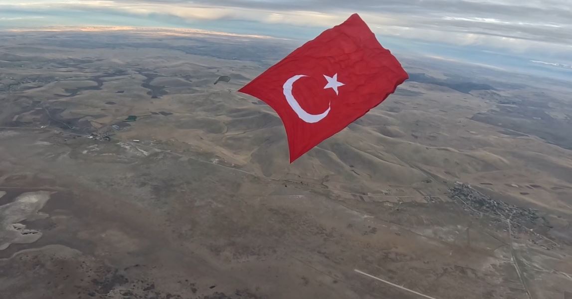 Özel Kuvvetler’den Gökyüzünde Dev Türk Bayrağıyla Yeni Rekor