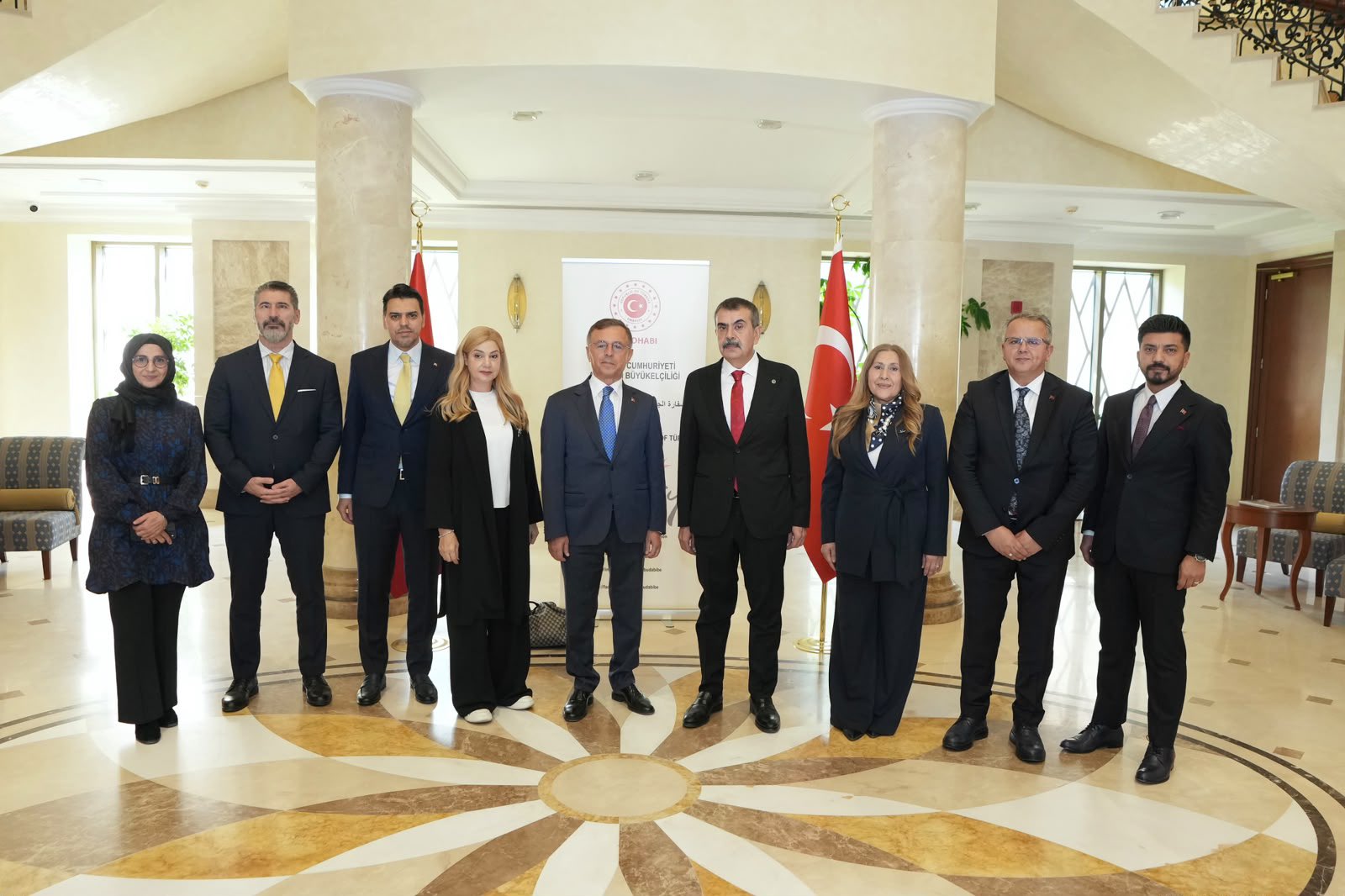 Bakan Tekin Abu Dabi’de Temaslarda Bulundu