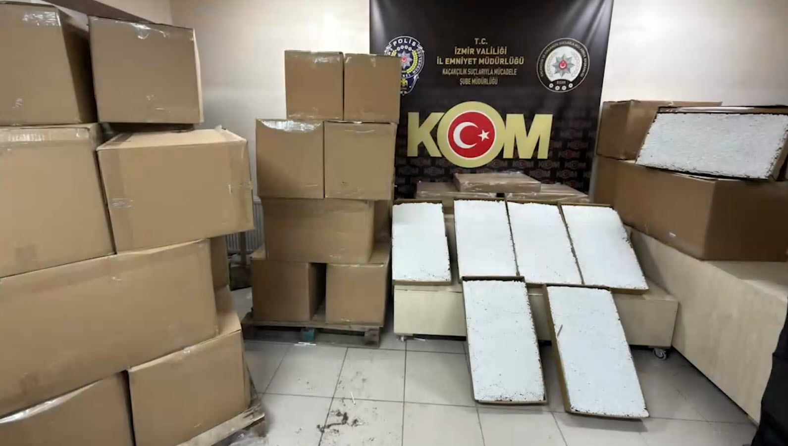 İzmir’de Mobil Depo Olarak Kullanılan Minibüse Kaçakçılık Operasyonu