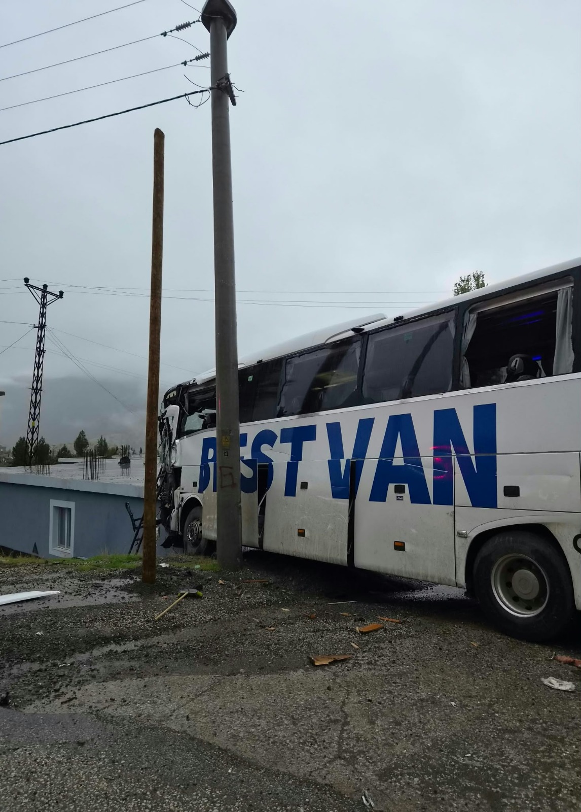 Şırnak’ta Yolcu Otobüsü TIR’la Çarpışıp Eve Girdi: Şoför Hayatını Kaybetti, 14 Yaralı
