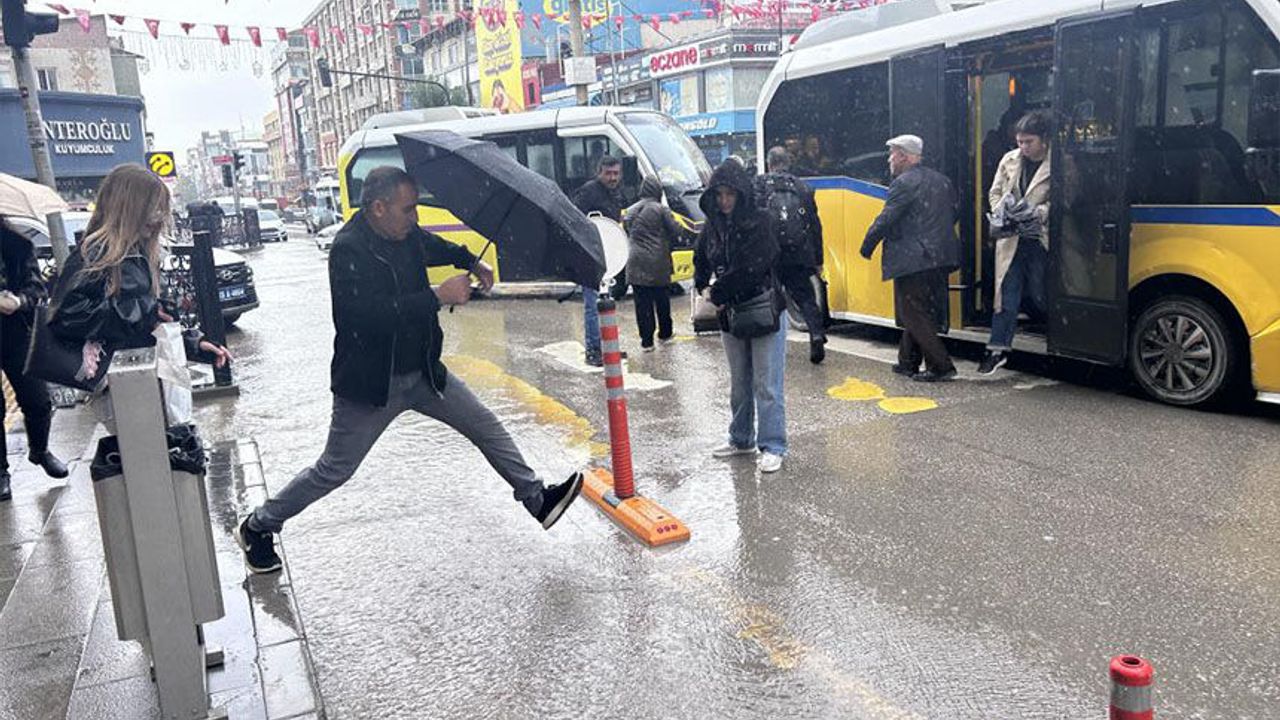 &nbsp; Van’da aniden bastıran yağmur,
