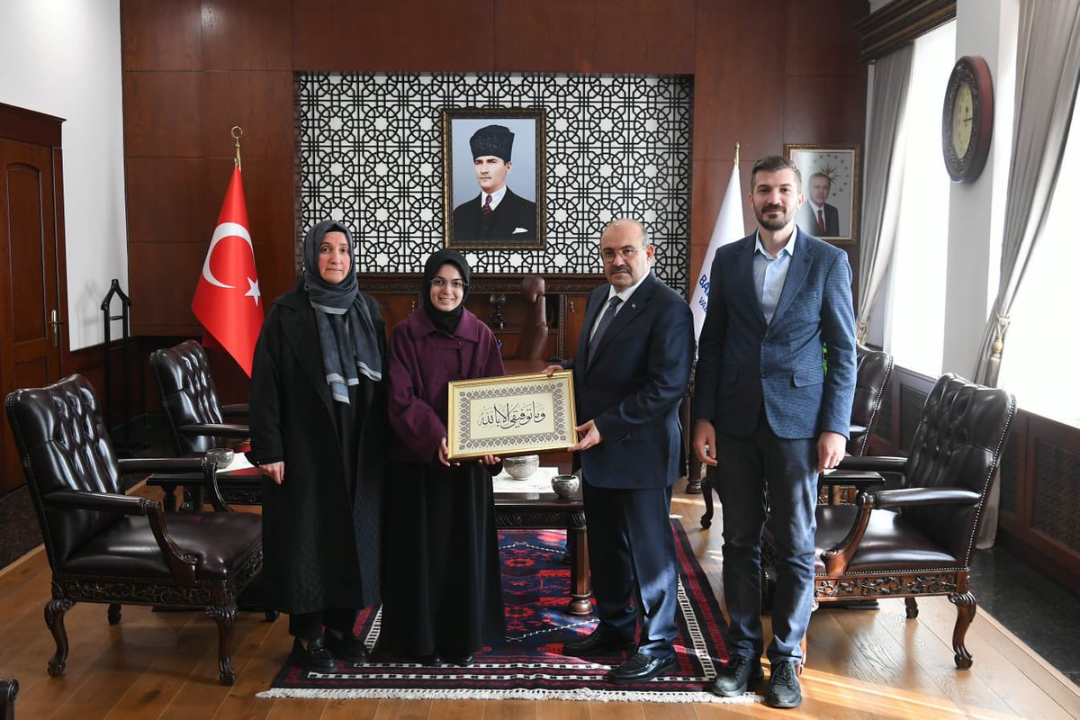 BALIKESİR / TEKHA Balıkesir Valisi İsmail Ustaoğlu, akademik başarılarıyla dikkat